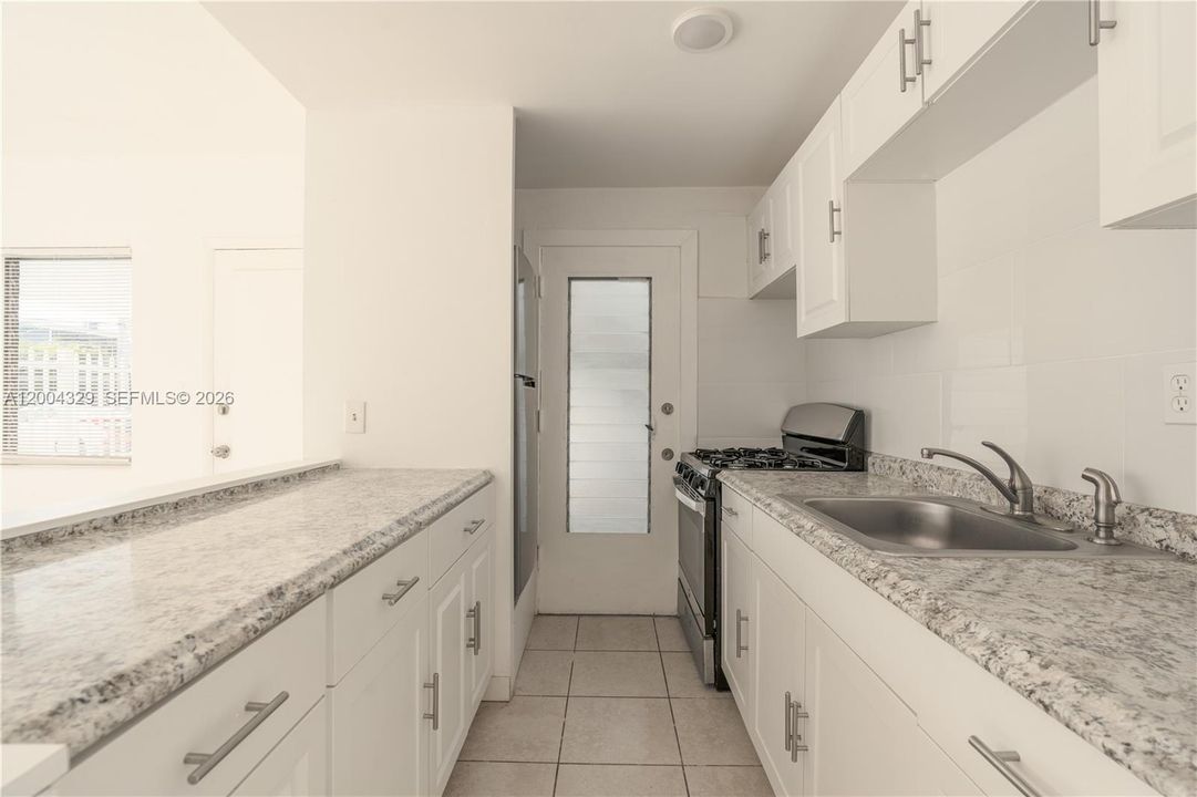 Active With Contract: $1,699 (1 beds, 1 baths, 800 Square Feet)