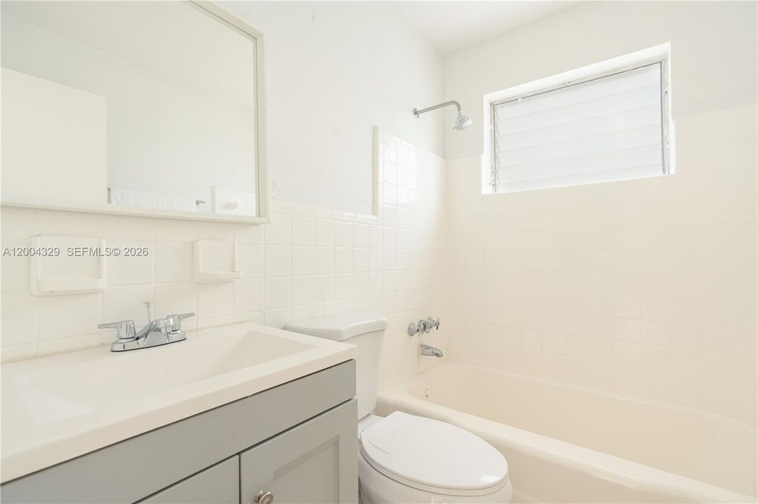 Active With Contract: $1,699 (1 beds, 1 baths, 800 Square Feet)