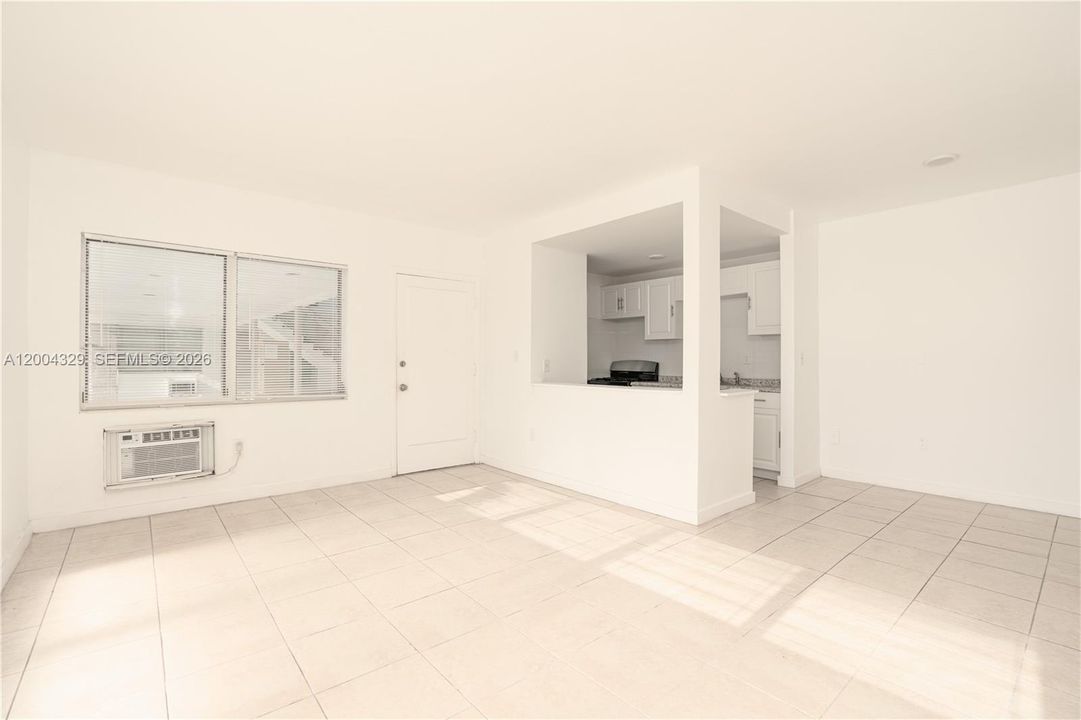 Active With Contract: $1,699 (1 beds, 1 baths, 800 Square Feet)