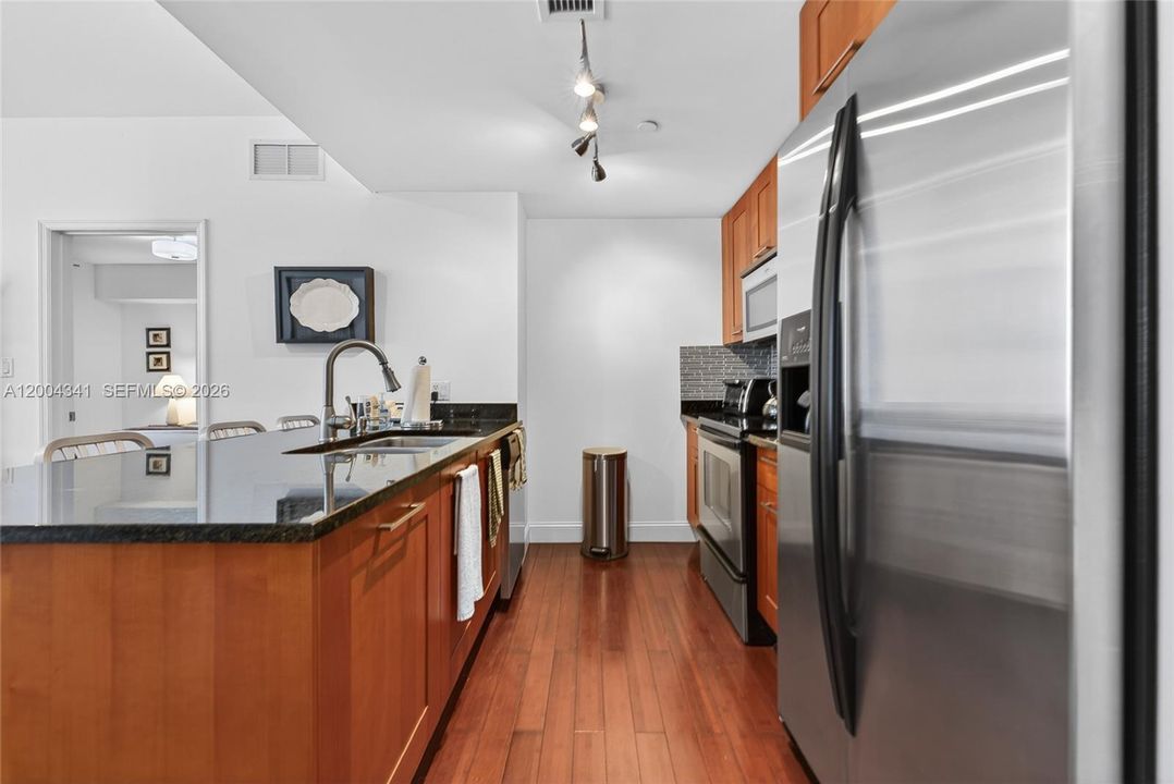 For Sale: $590,000 (2 beds, 2 baths, 1066 Square Feet)