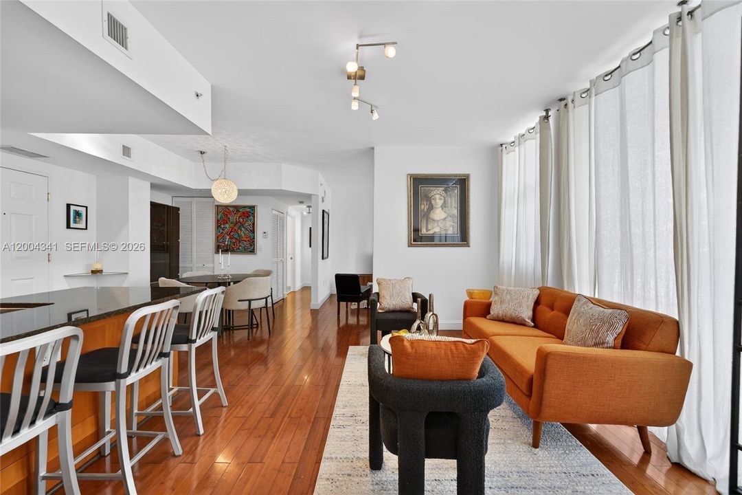For Sale: $590,000 (2 beds, 2 baths, 1066 Square Feet)