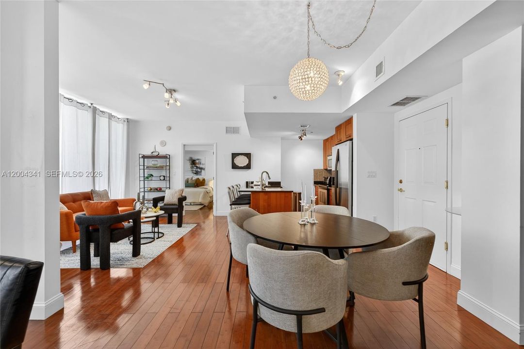 For Sale: $590,000 (2 beds, 2 baths, 1066 Square Feet)