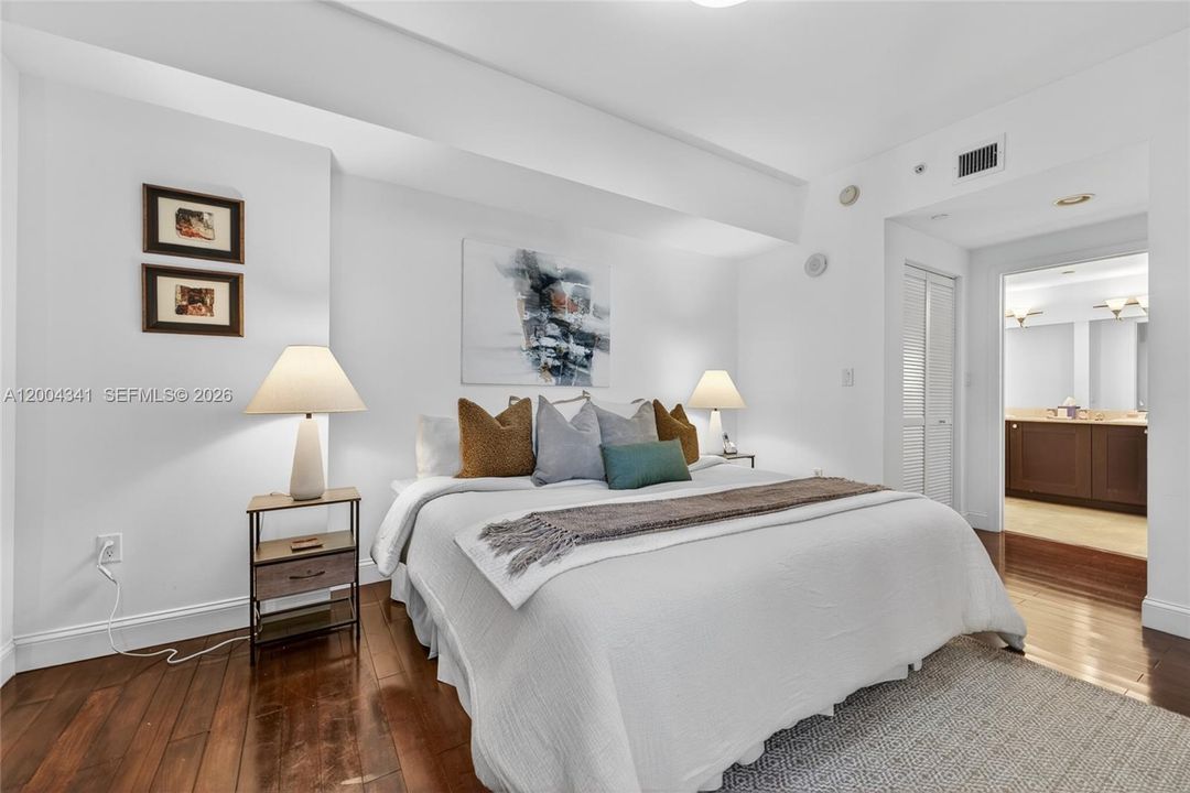 For Sale: $590,000 (2 beds, 2 baths, 1066 Square Feet)