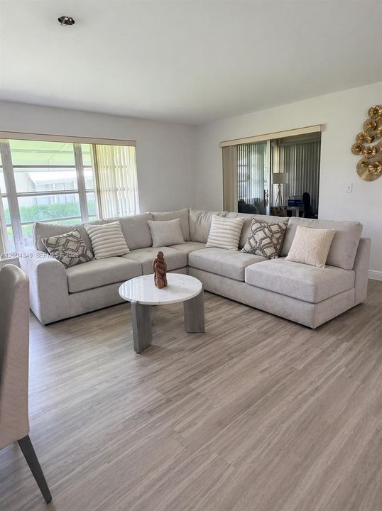 For Sale: $250,000 (2 beds, 2 baths, 1175 Square Feet)