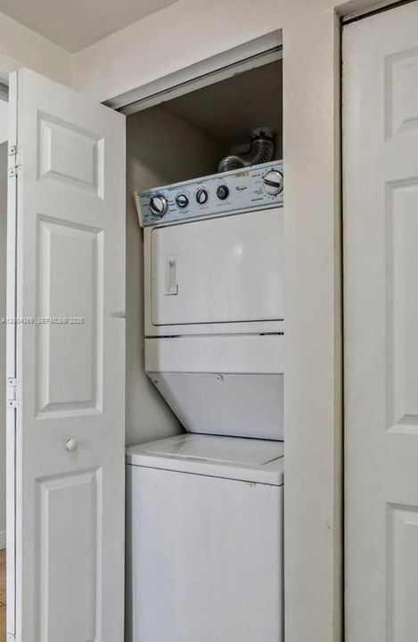 For Sale: $370,000 (1 beds, 1 baths, 729 Square Feet)