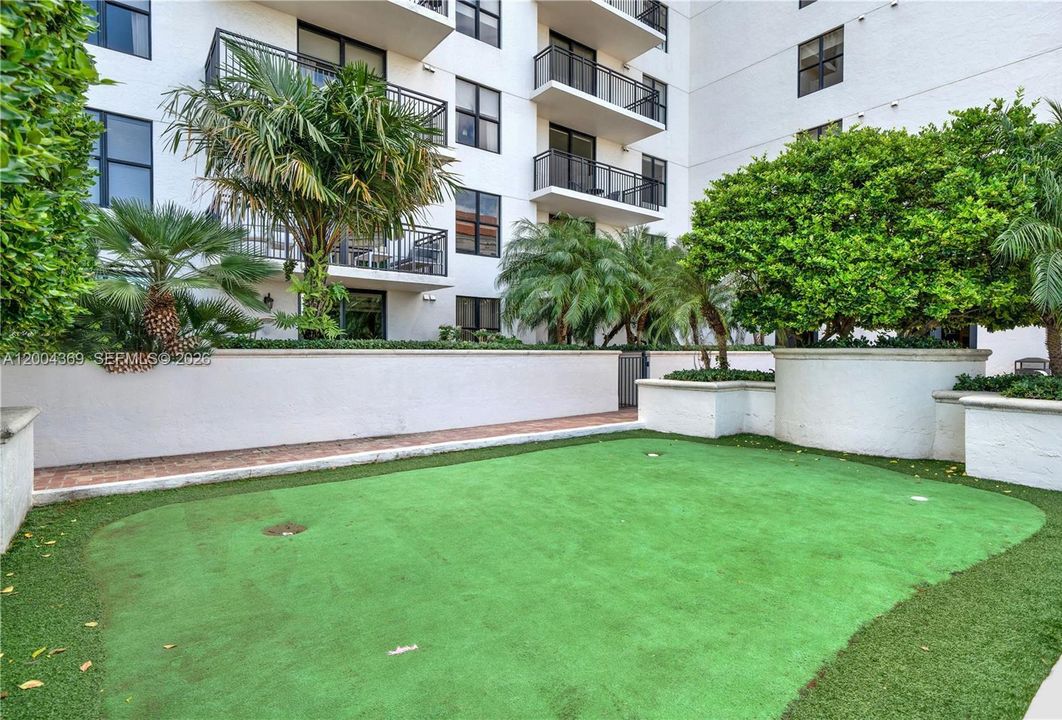 For Sale: $370,000 (1 beds, 1 baths, 729 Square Feet)