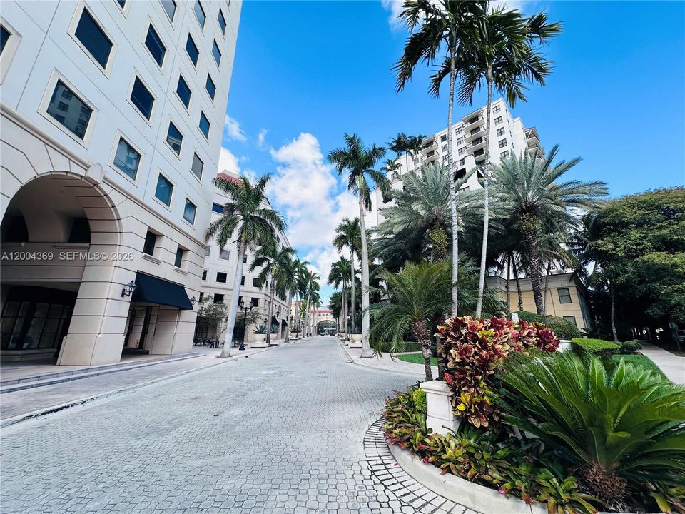 For Sale: $370,000 (1 beds, 1 baths, 729 Square Feet)