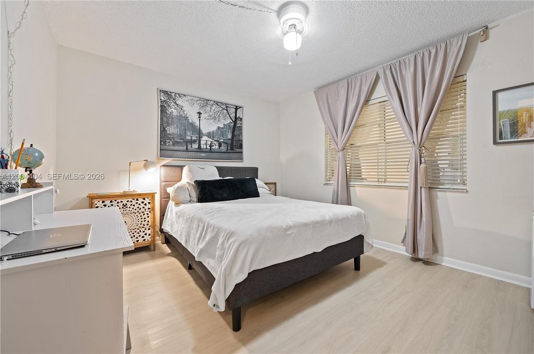 На продажу: $229,900 (2 спален, 2 ванн, 1144 Квадратных фут)