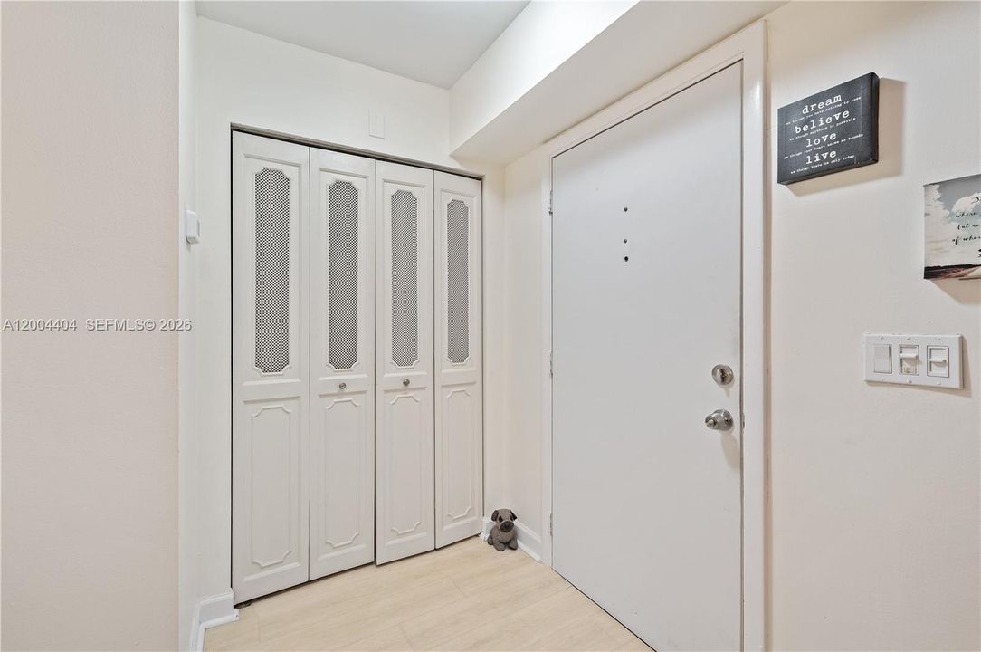 На продажу: $229,900 (2 спален, 2 ванн, 1144 Квадратных фут)