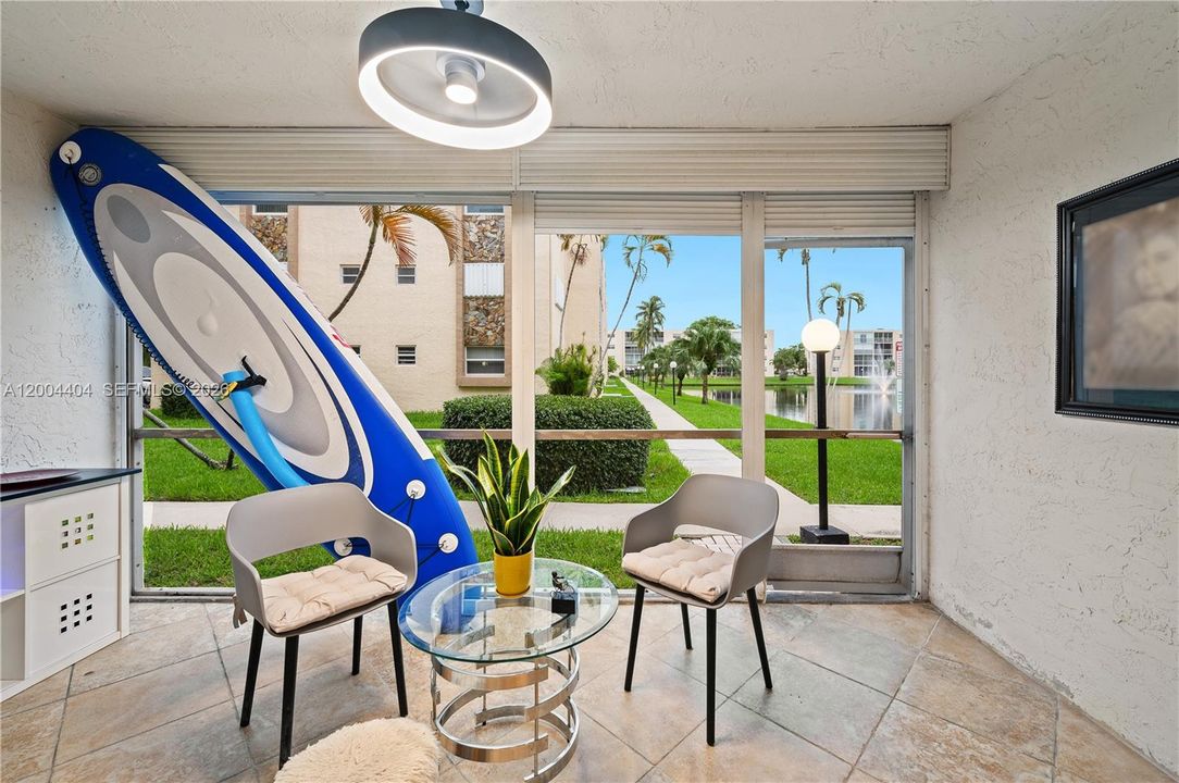 На продажу: $229,900 (2 спален, 2 ванн, 1144 Квадратных фут)