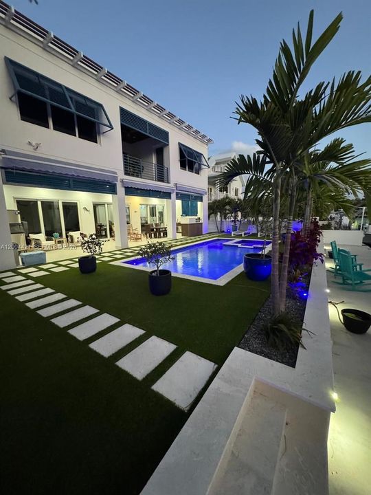 Active With Contract: $3,250,000 (5 beds, 4 baths, 3559 Square Feet)