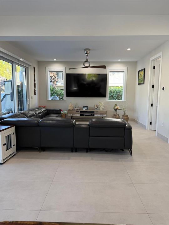 Active With Contract: $3,250,000 (5 beds, 4 baths, 3559 Square Feet)
