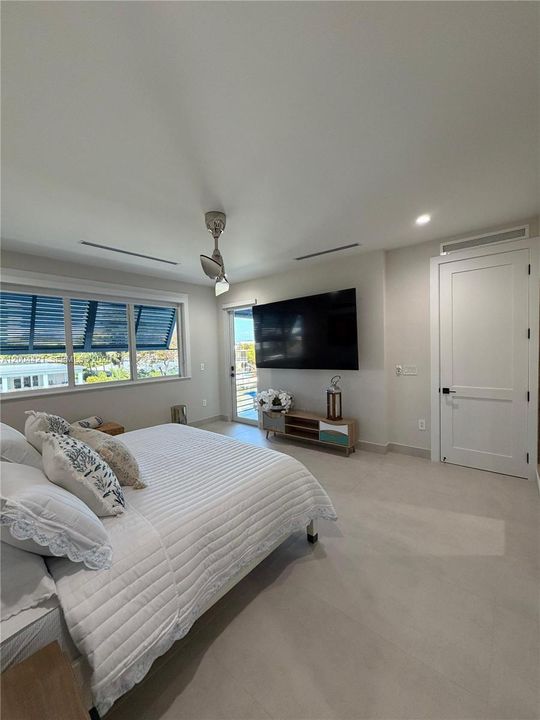 Active With Contract: $3,250,000 (5 beds, 4 baths, 3559 Square Feet)