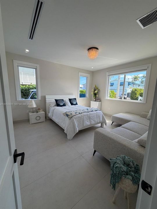 Active With Contract: $3,250,000 (5 beds, 4 baths, 3559 Square Feet)