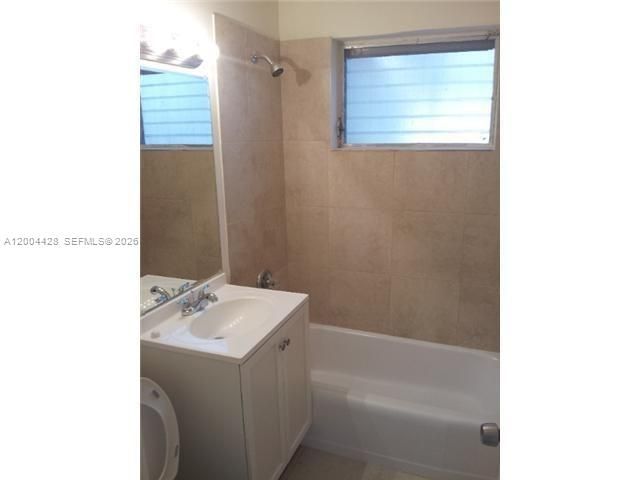 Activo con contrato: $2,100 (3 camas, 2 baños, 1389 Pies cuadrados)