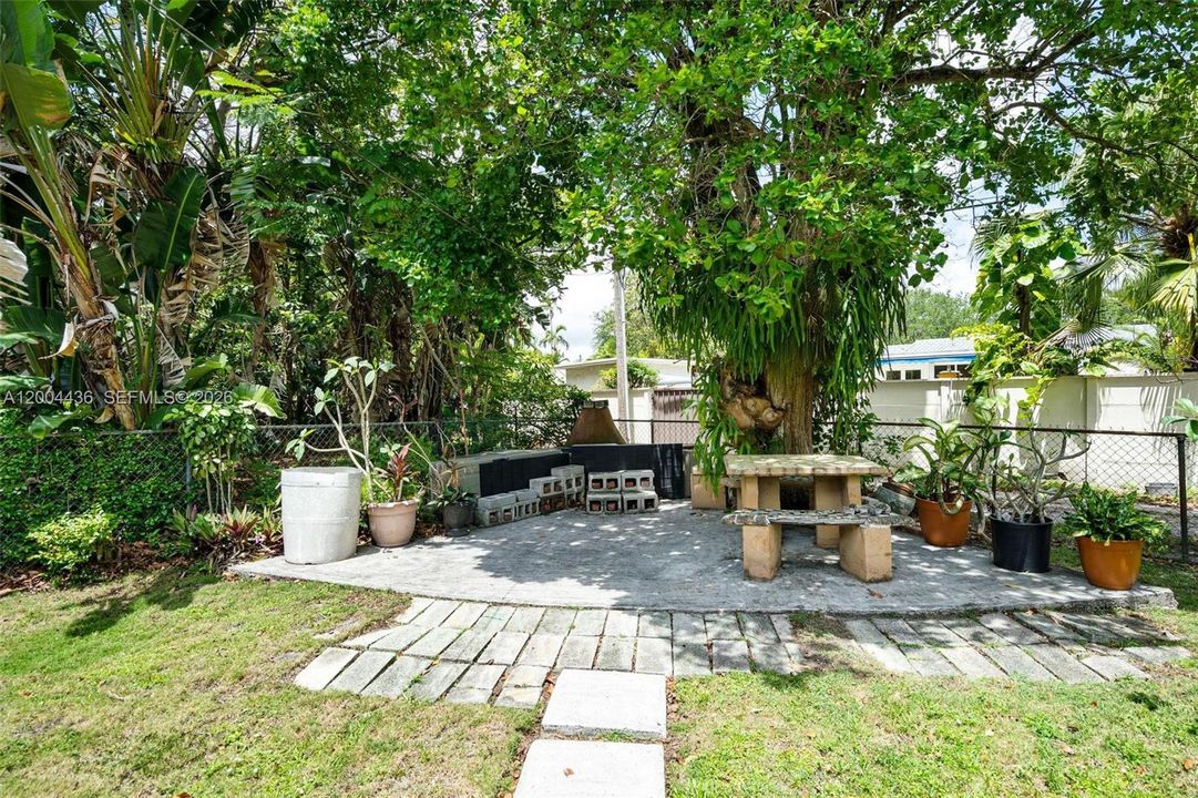 For Sale: $799,000 (2 beds, 2 baths, 1092 Square Feet)