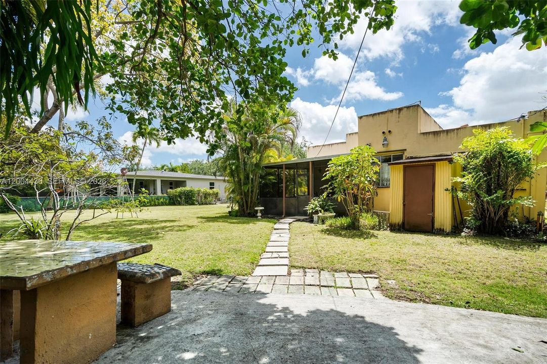 For Sale: $799,000 (2 beds, 2 baths, 1092 Square Feet)