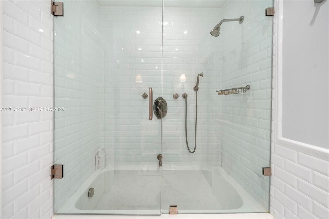 Activo con contrato: $4,250,000 (5 camas, 4 baños, 4512 Pies cuadrados)
