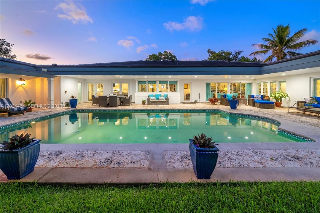Activo con contrato: $4,250,000 (5 camas, 4 baños, 4512 Pies cuadrados)