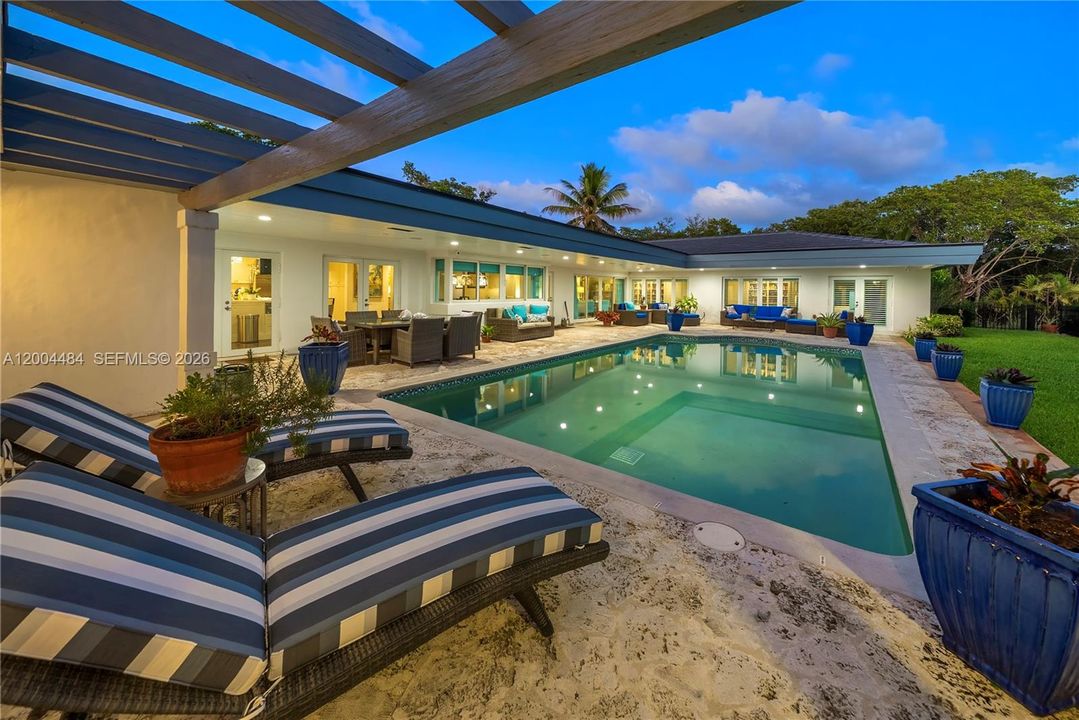 Activo con contrato: $4,250,000 (5 camas, 4 baños, 4512 Pies cuadrados)