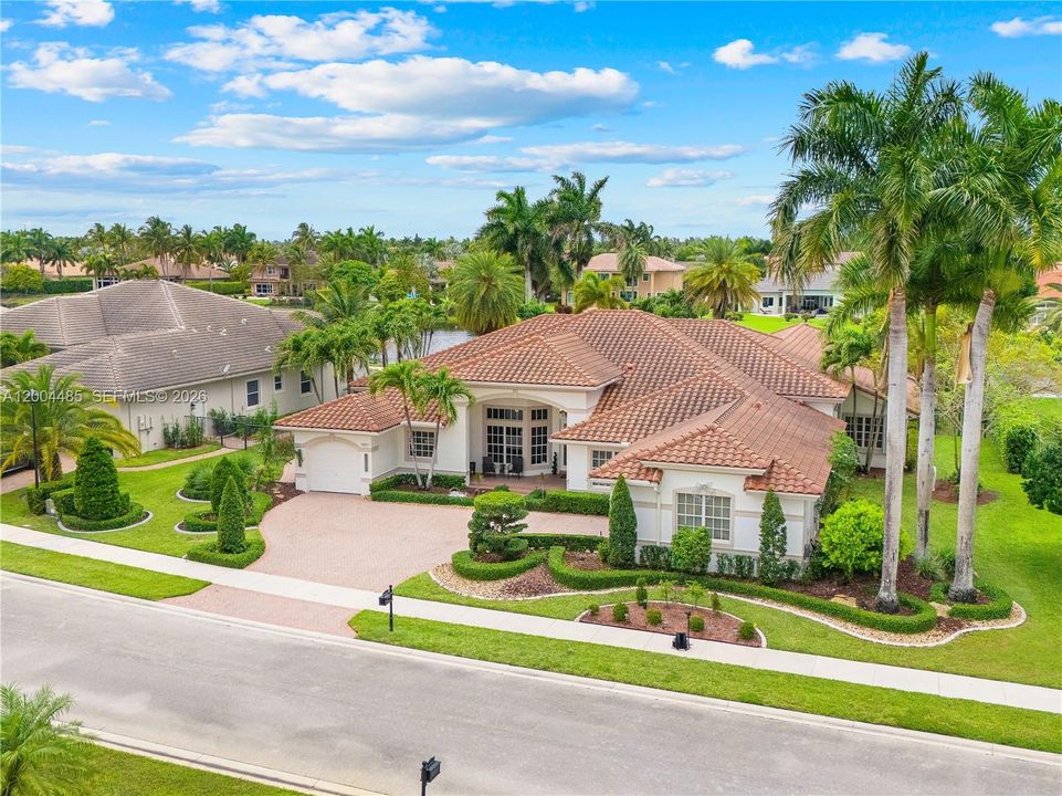 For Sale: $2,599,000 (6 beds, 5 baths, 5650 Square Feet)