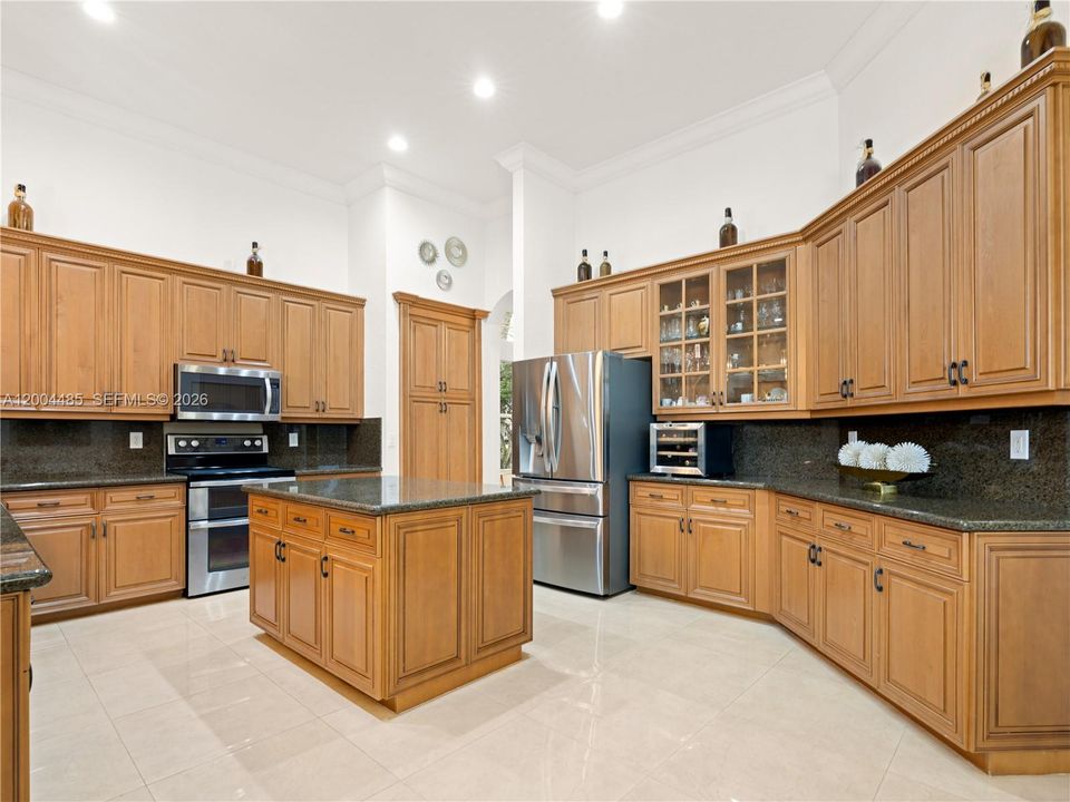 For Sale: $2,599,000 (6 beds, 5 baths, 5650 Square Feet)