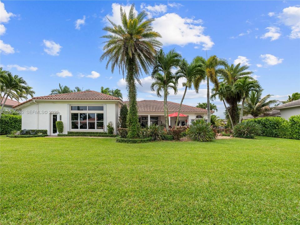 For Sale: $2,599,000 (6 beds, 5 baths, 5650 Square Feet)