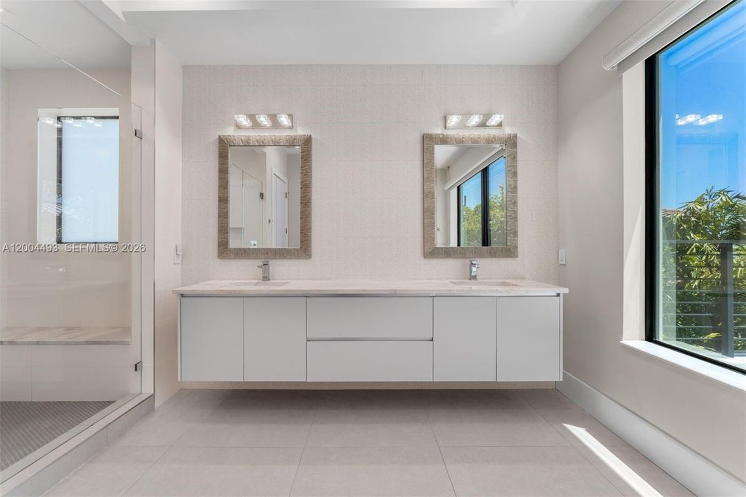 Activo con contrato: $1,875,000 (4 camas, 4 baños, 2901 Pies cuadrados)