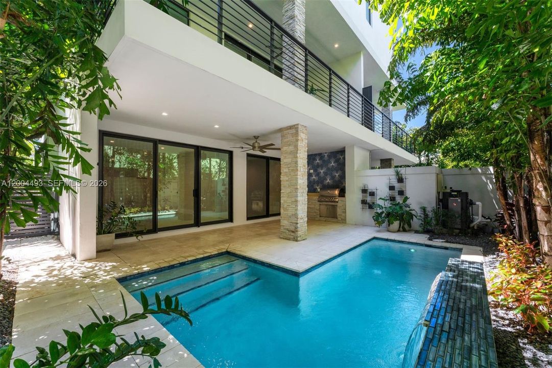 Activo con contrato: $1,875,000 (4 camas, 4 baños, 2901 Pies cuadrados)