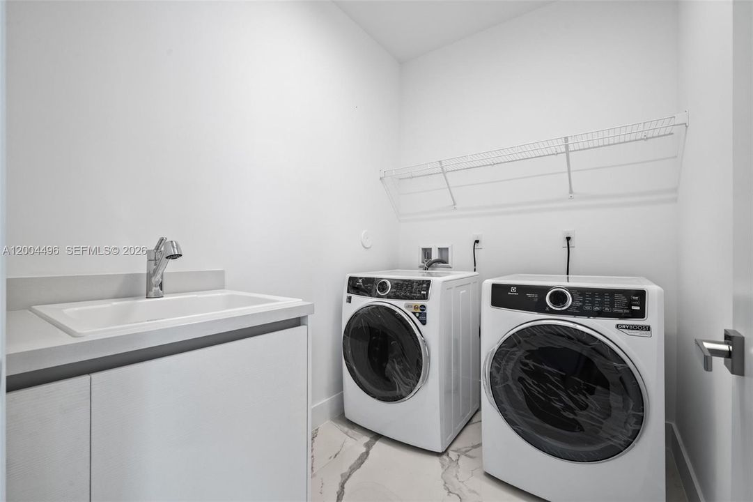 En Venta: $2,375,000 (5 camas, 5 baños, 3772 Pies cuadrados)