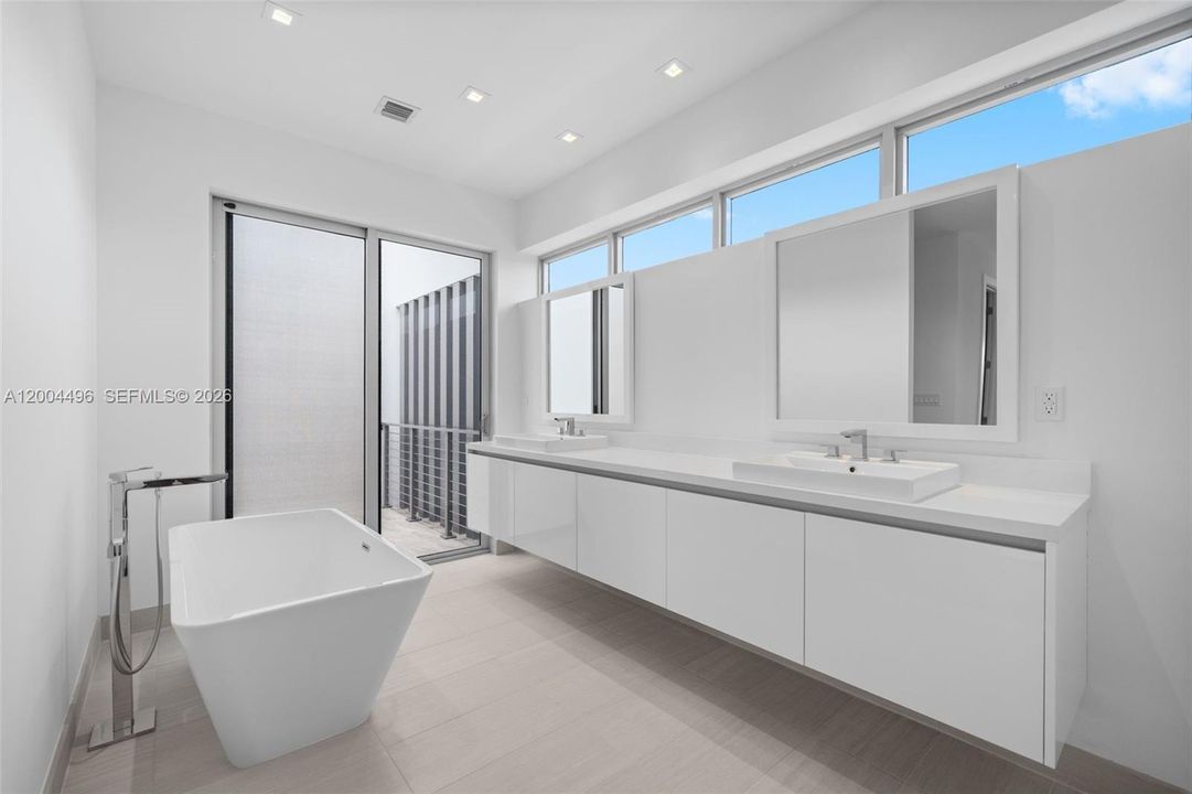 En Venta: $2,375,000 (5 camas, 5 baños, 3772 Pies cuadrados)