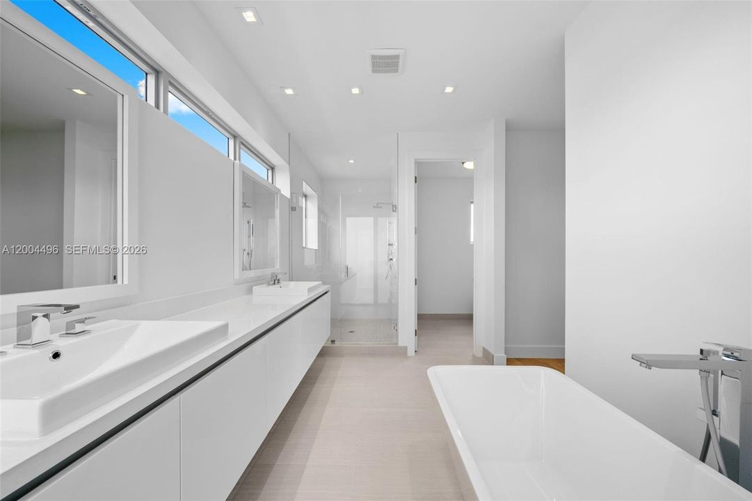 En Venta: $2,375,000 (5 camas, 5 baños, 3772 Pies cuadrados)