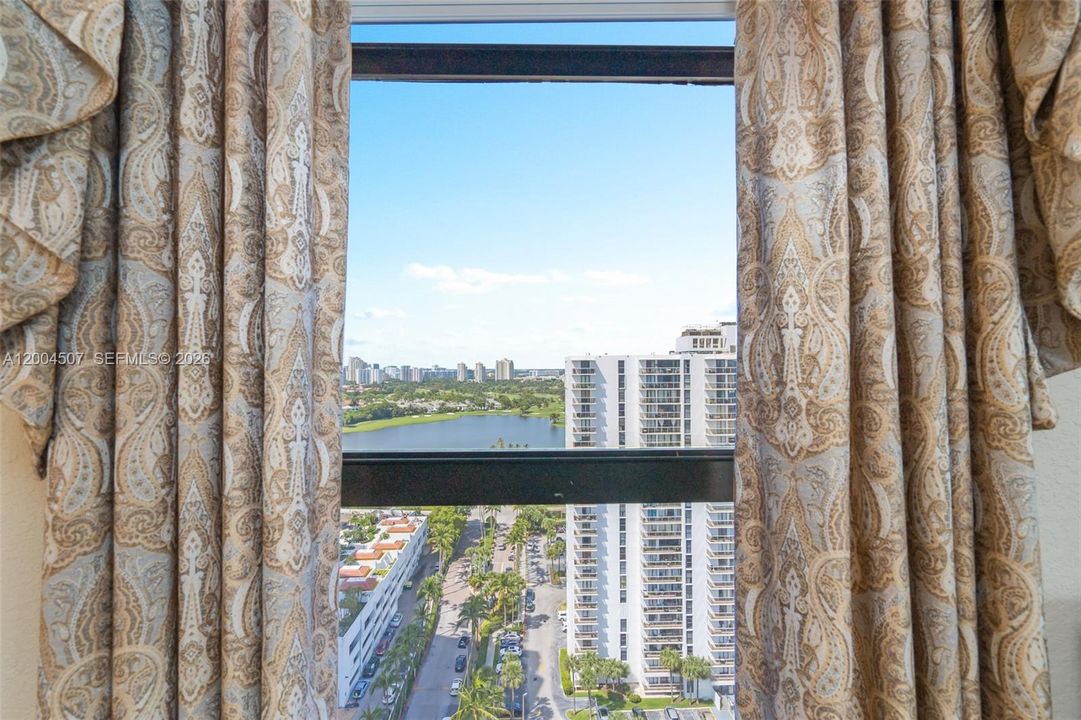 На продажу: $360,000 (2 спален, 2 ванн, 1214 Квадратных фут)