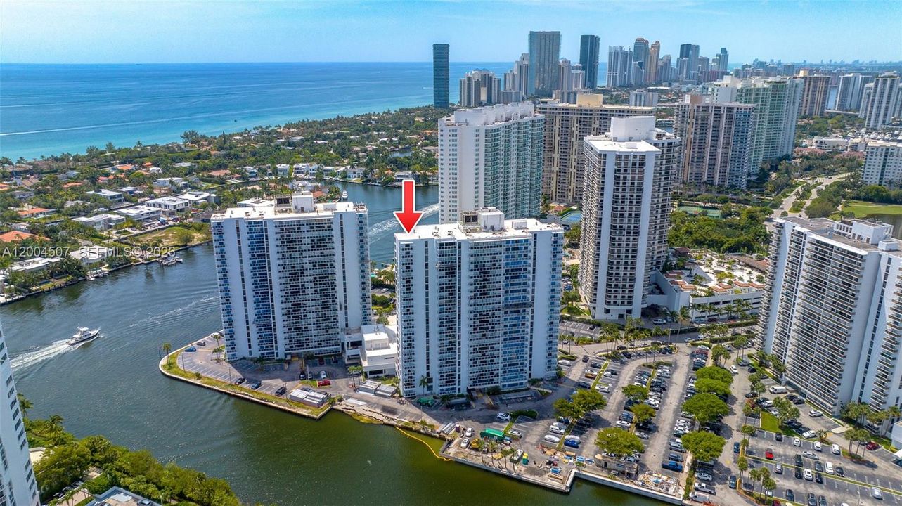 На продажу: $360,000 (2 спален, 2 ванн, 1214 Квадратных фут)
