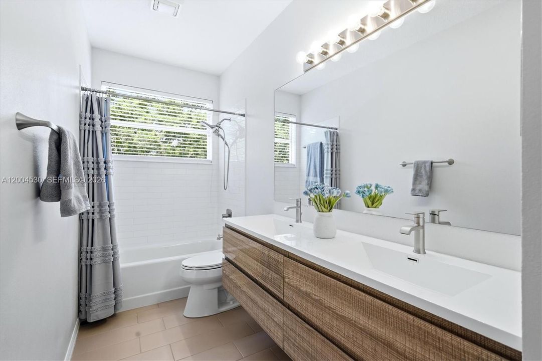 For Sale: $1,100,000 (5 beds, 3 baths, 3912 Square Feet)