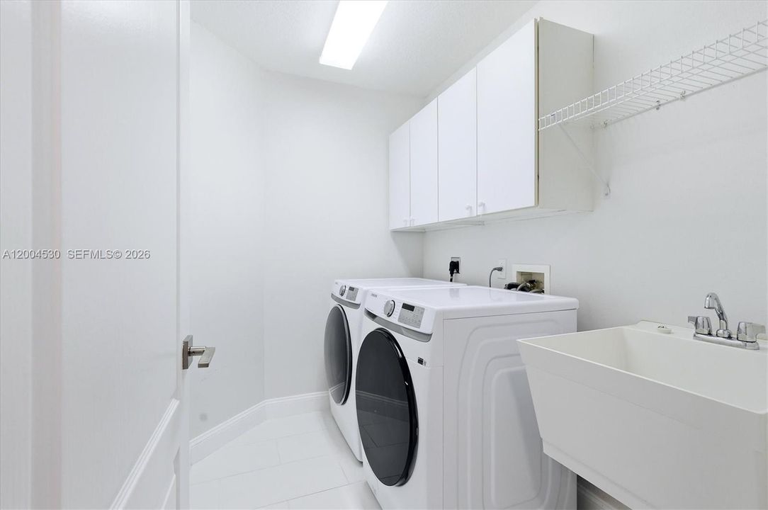 For Sale: $1,100,000 (5 beds, 3 baths, 3912 Square Feet)