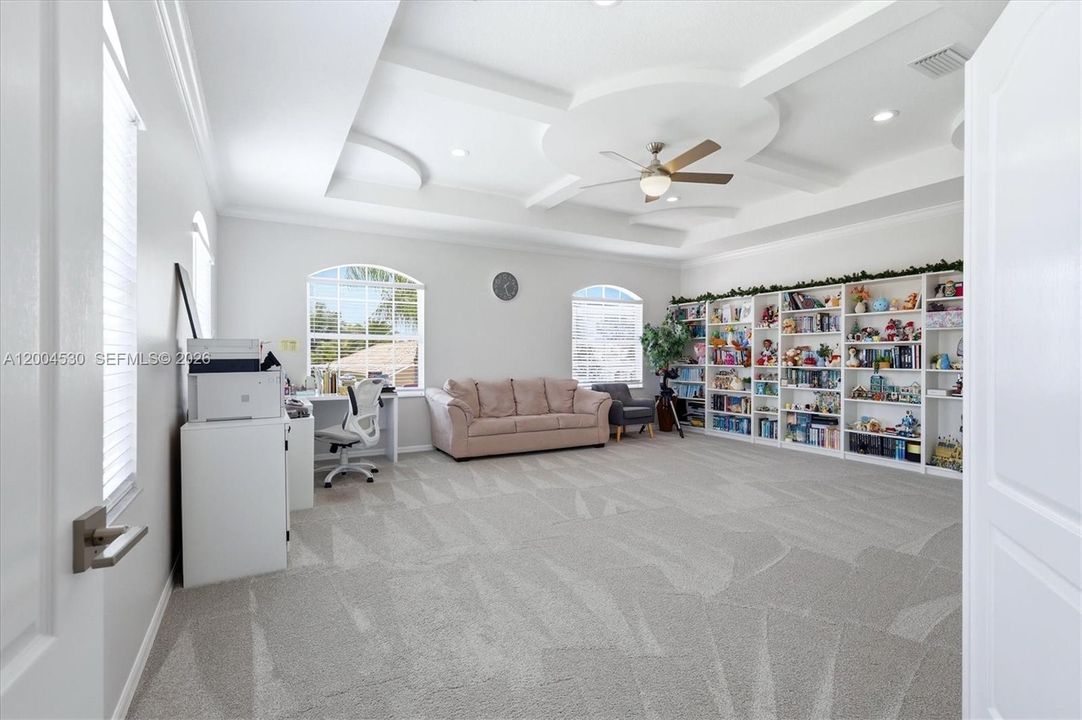 For Sale: $1,100,000 (5 beds, 3 baths, 3912 Square Feet)