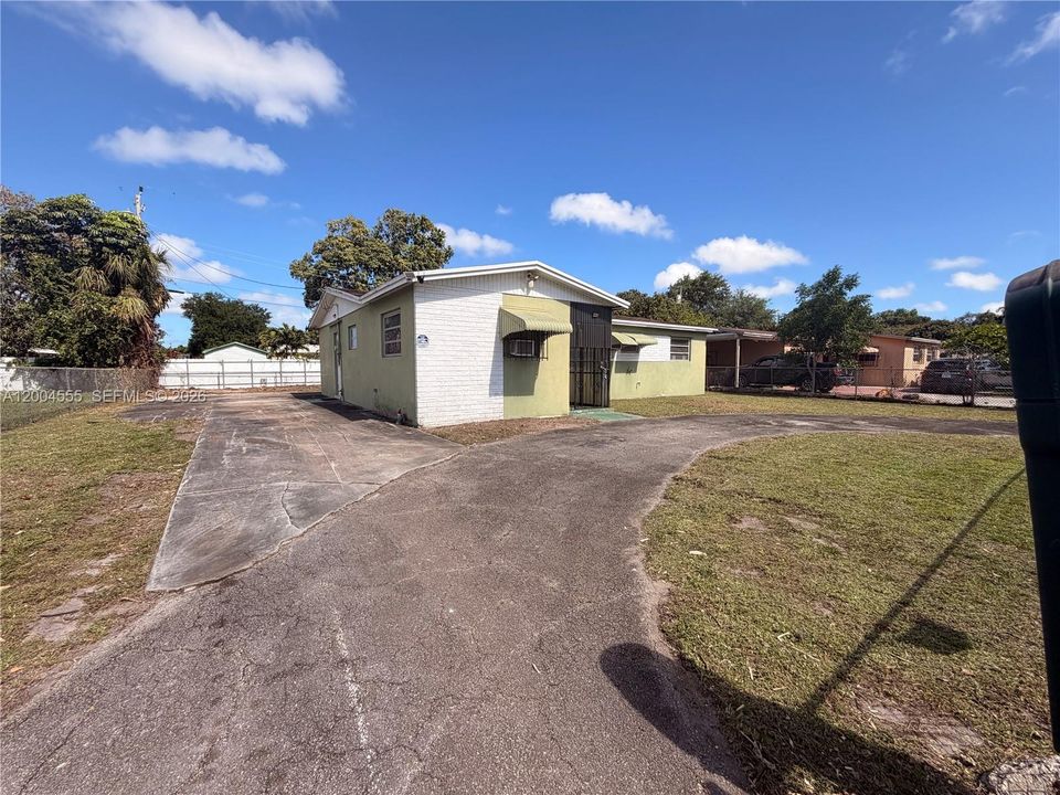 Recently Sold: $399,000 (4 beds, 2 baths, 1270 Square Feet)
