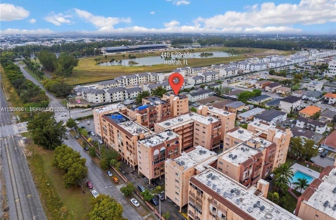 На продажу: $265,000 (2 спален, 2 ванн, 915 Квадратных фут)