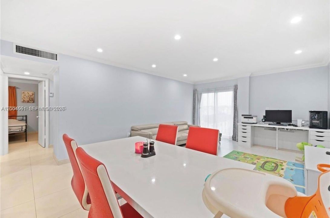 На продажу: $265,000 (2 спален, 2 ванн, 915 Квадратных фут)