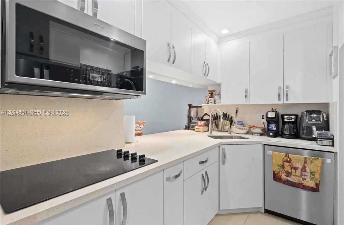 На продажу: $265,000 (2 спален, 2 ванн, 915 Квадратных фут)