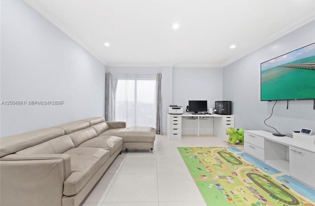 На продажу: $265,000 (2 спален, 2 ванн, 915 Квадратных фут)