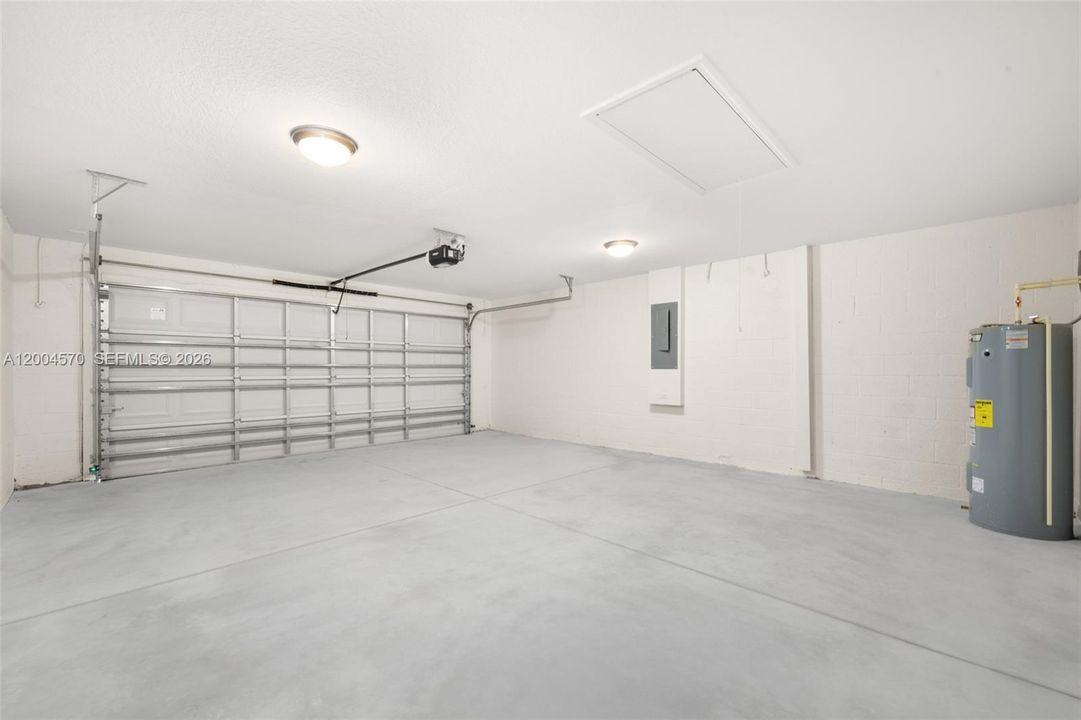 Activo con contrato: $295,000 (4 camas, 2 baños, 1665 Pies cuadrados)