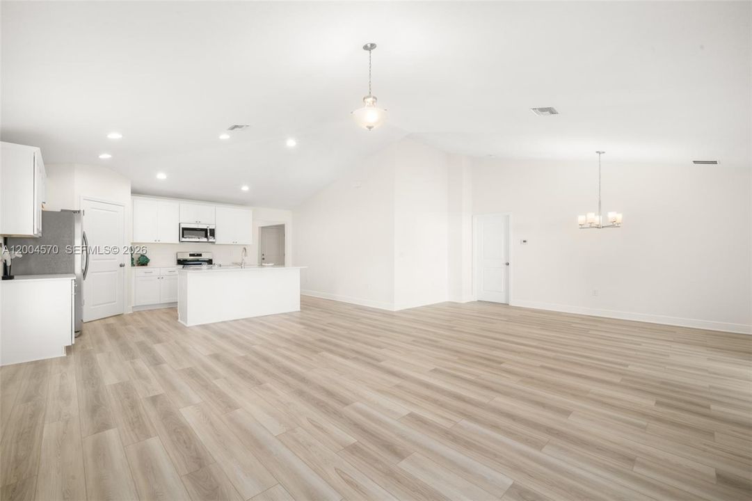 Activo con contrato: $295,000 (4 camas, 2 baños, 1665 Pies cuadrados)