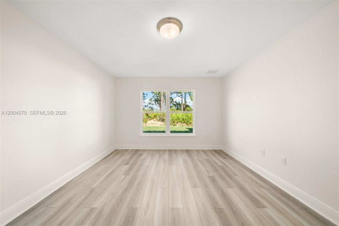 Activo con contrato: $295,000 (4 camas, 2 baños, 1665 Pies cuadrados)