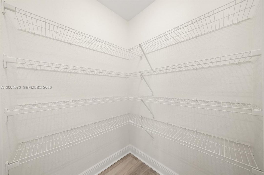 Activo con contrato: $295,000 (4 camas, 2 baños, 1665 Pies cuadrados)