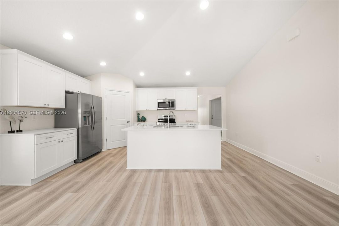 Activo con contrato: $295,000 (4 camas, 2 baños, 1665 Pies cuadrados)