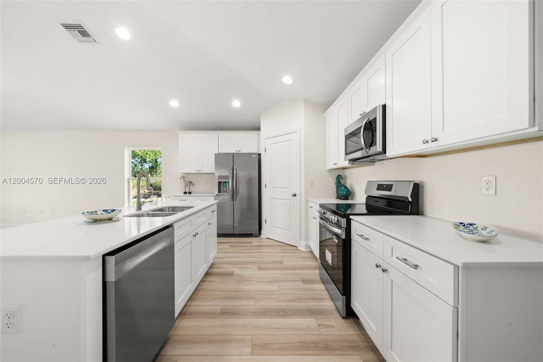 Activo con contrato: $295,000 (4 camas, 2 baños, 1665 Pies cuadrados)