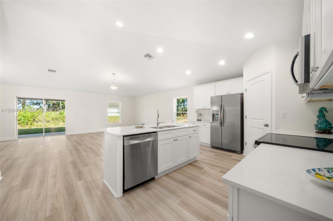 Activo con contrato: $295,000 (4 camas, 2 baños, 1665 Pies cuadrados)