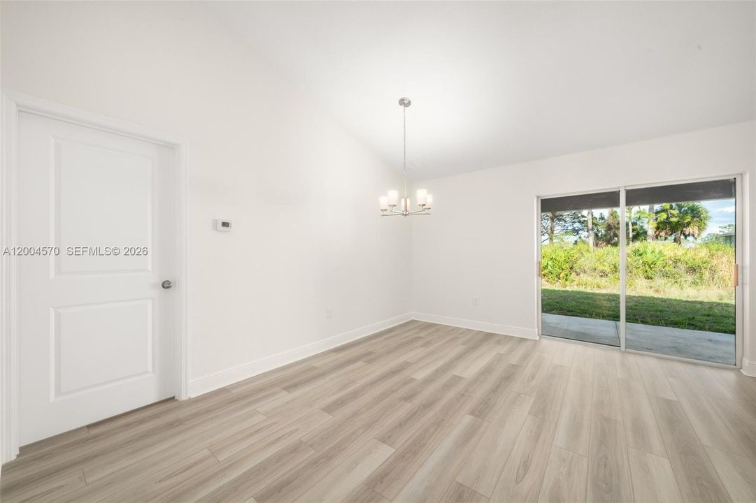 Activo con contrato: $295,000 (4 camas, 2 baños, 1665 Pies cuadrados)